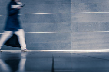 Obraz premium Closeup of traveler female legs walking and carrying baggage in train station