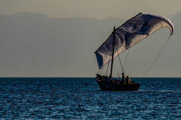 Knufahren und Segeln auf dem Malawisee am abend