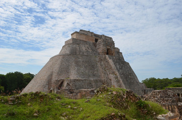 Fototapeta na wymiar Pirámide del adivino