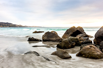 Fototapeta na wymiar Mar suave entre rocas