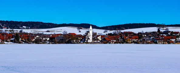 Der zugefrorene Riegsee mit der Stadt Riegsee