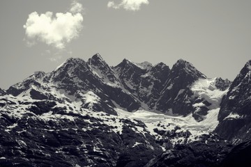 Obraz premium Summer Day in Glacier Bay National Park and Preserve Alaska. Mountains, valley, ice, and snow
