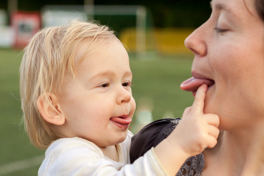 Jeune enfant et m&egrave;re se tirent la langue