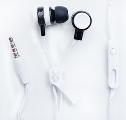White zip earphones