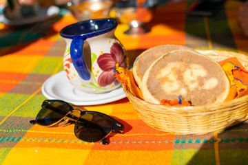 desayuno de cafe y pan, lentes de sol junto a ellos