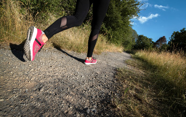 Frau joggt auf Waldweg
