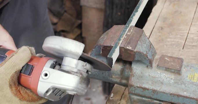 Ebavurer une pi&egrave;ce m&eacute;tallique apr&egrave;s d&eacute;coupe