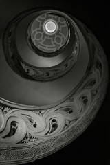 Escalera de caracol en blanco y negro