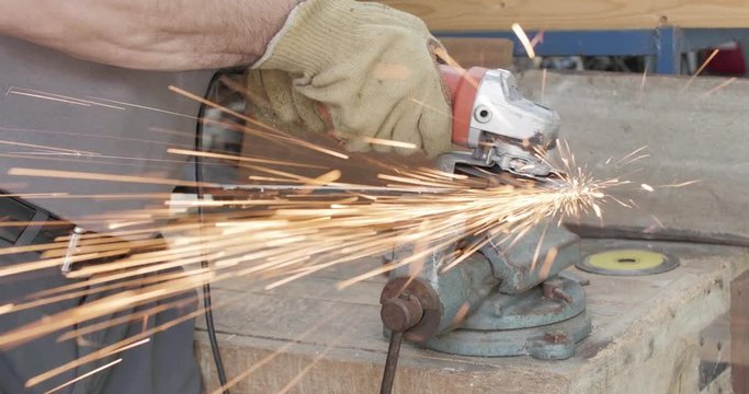 &eacute;bavurer une pi&egrave;ce de m&eacute;tal avec une disqueuse &eacute;lectrique 