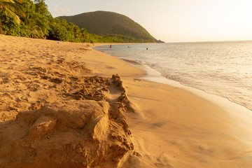 Couché de soleil sur la plage et sculpture de sable