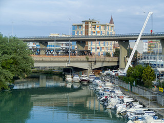 Naklejka premium il fiume Pescara con vista sul centro della città.
