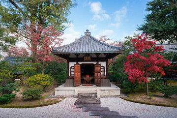 Fototapeta premium 京都 建仁寺の霊照堂と紅葉
