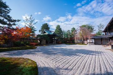 京都　高台寺の方丈前庭と紅葉　