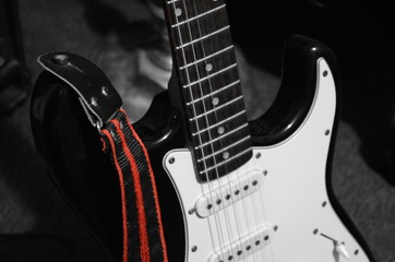 Guitarra Stratocaster Negra con correa roja