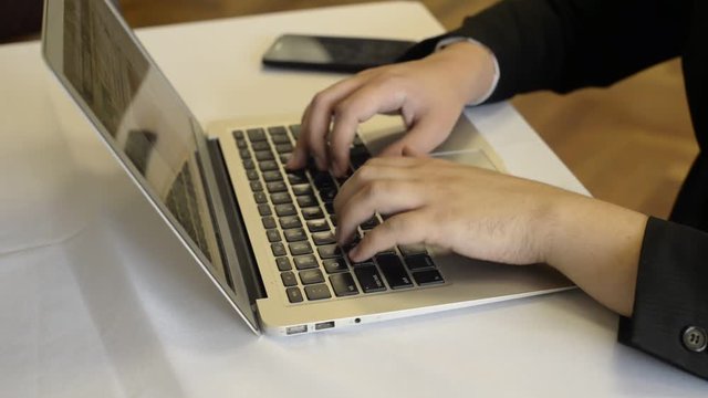 homem digitando no notebook