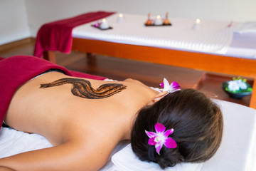 Obraz na płótnie Canvas therapist use coffee scrub for massage