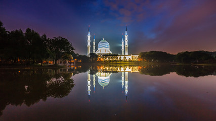 Fototapeta na wymiar beautiful view of Sultan Salahuddin Abdul Aziz Shah mosque