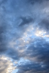Regenwolken am Himmel - dunkle Wolken - Wolkengebilde nach einem Gewitter