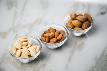 Mandeln als ganze Nuss, ungeschält und blanchiert geschält in 3 Glas Schalen 