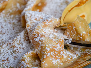 Crepes mit Puderzucker als Dessert