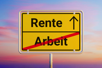 Rente/Arbeit. Gelbes Schild/Ortsschild als Symbol für das Ende der Arbeitszeit. Himmel mit Sonnenuntergang