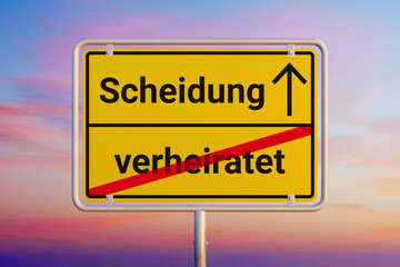 Obraz premium Verheiratet/Scheidung. Gelbes Schild/Ortsschild als Symbol für das Ende einer Ehe. Himmel mit Sonnenuntergang