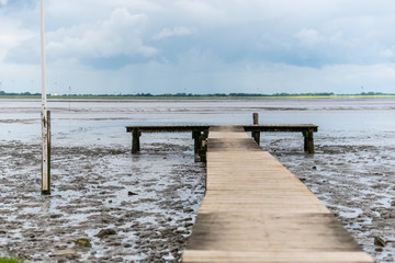 Ein kleiner Steg bei Ebbe am Strand