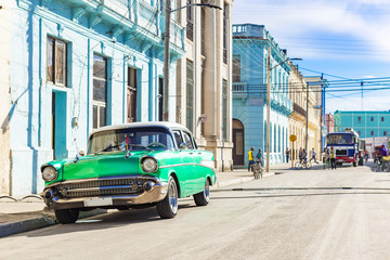 Amerikanischer grüner Oldtimer mit weissem Dach parkt auf der Strasse in Havanna City Kuba - Serie...