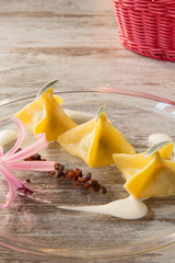 Fagottini ripieni di magro e stracchino in salsa di taleggio, salvia e bacon croccante