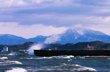 荒波の琵琶湖と雪の伊吹山の冬景色