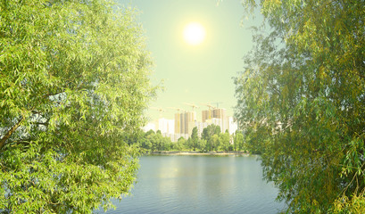 Obraz premium Sunrise over the city and the lake in nature.