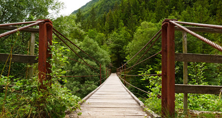 pont en bois suspendu, rivière de la soca en slovénie