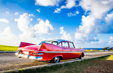 HDR - Amerikanischer roter Oldtimer parkt auf der Festung el Morro in Havanna City Kuba - Serie...