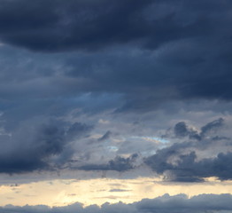 Wolkenschauspiel am Abendhimmel - Regenwolken - Gewitterwolken