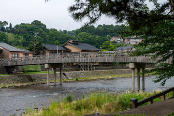 Fototapeta premium 金沢浅野川の木橋