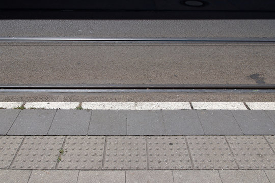 stra&szlig;enbahn- und bussteig