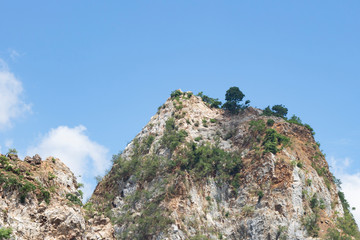 Naklejka premium mountain stone of tree and blue sky cloudy