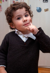 Retrato de niño alegre haciendo muecas