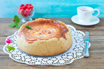 Ganzer Zebra-Käsekuchen mit Beeren