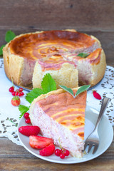 Zebra-K&auml;sekuchen mit Beeren