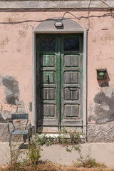 alte Tür mit Stuhl