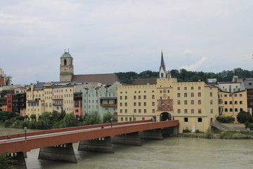 Fototapeta na wymiar Innfront mit historischer roter Brücke und Brucktor der Altstadt Wasserburg