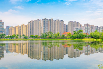 Obraz premium Architectural scenery around Jincheng Lake Park in Chengdu, Sichuan Province, China