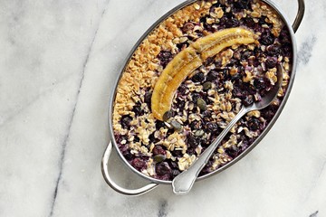 Super seedy vegan baked oatmeal with blueberries and caramelized banana. 