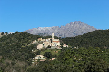 Fototapeta na wymiar Apparition du village de Soveria