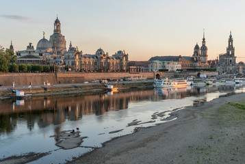 Niedriger Wasserstand an der Elbe in Dresden