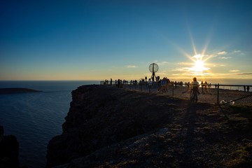 Touristen zur Mitternachtssonne am Nordkap
