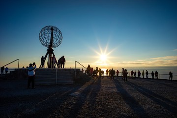 Touristen zur Mitternachtssonne am Nordkap