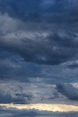 Regenwolken am Himmel - dunkle Wolken - Wolkengebilde nach einem Gewitter