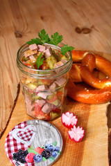 Bayerischer Wurstsalat mit Leberpreßsack im Picknickglas